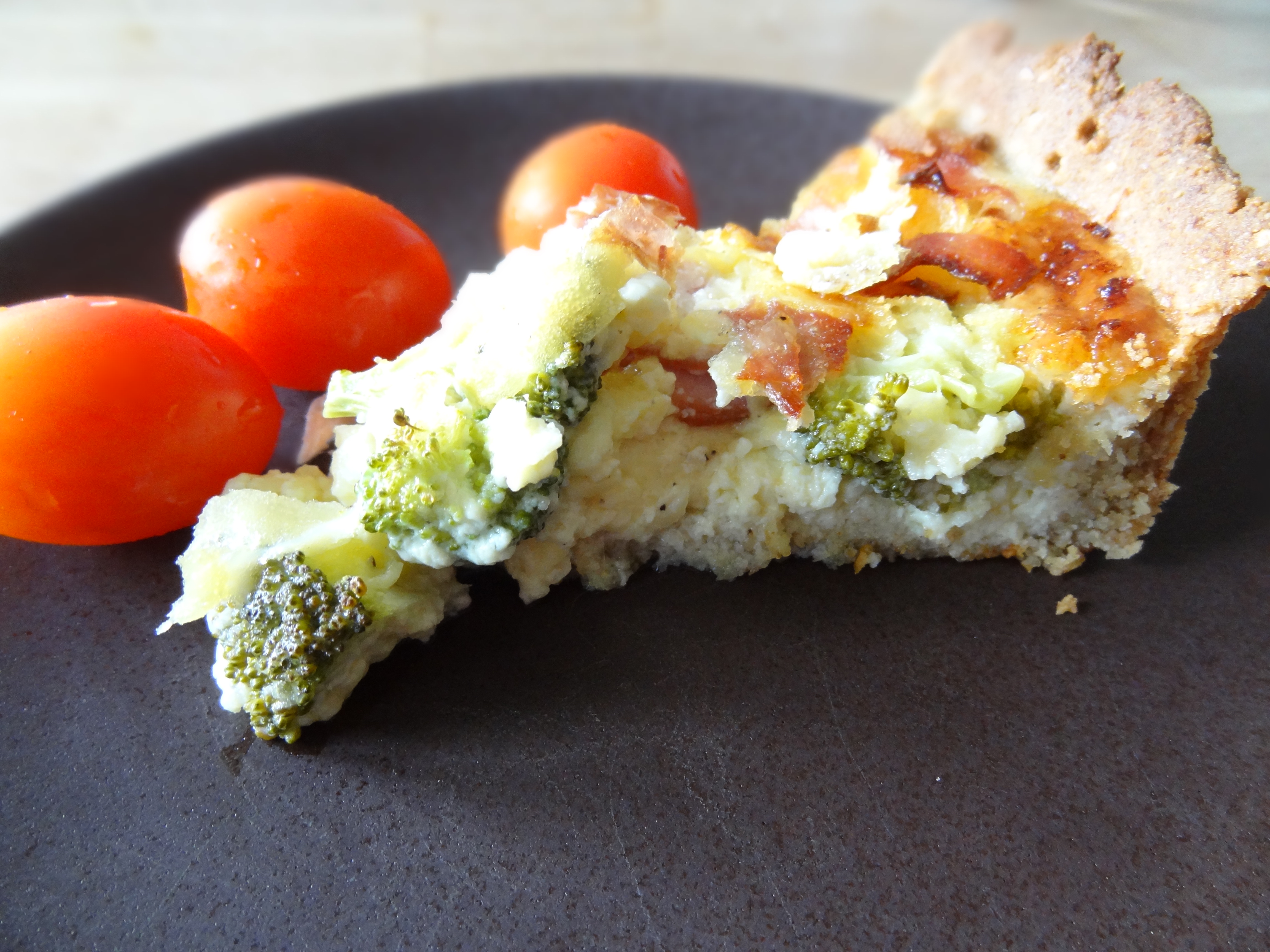 Knaprig pajdeg med en fyllning av goda ostar, broccoli och skinka