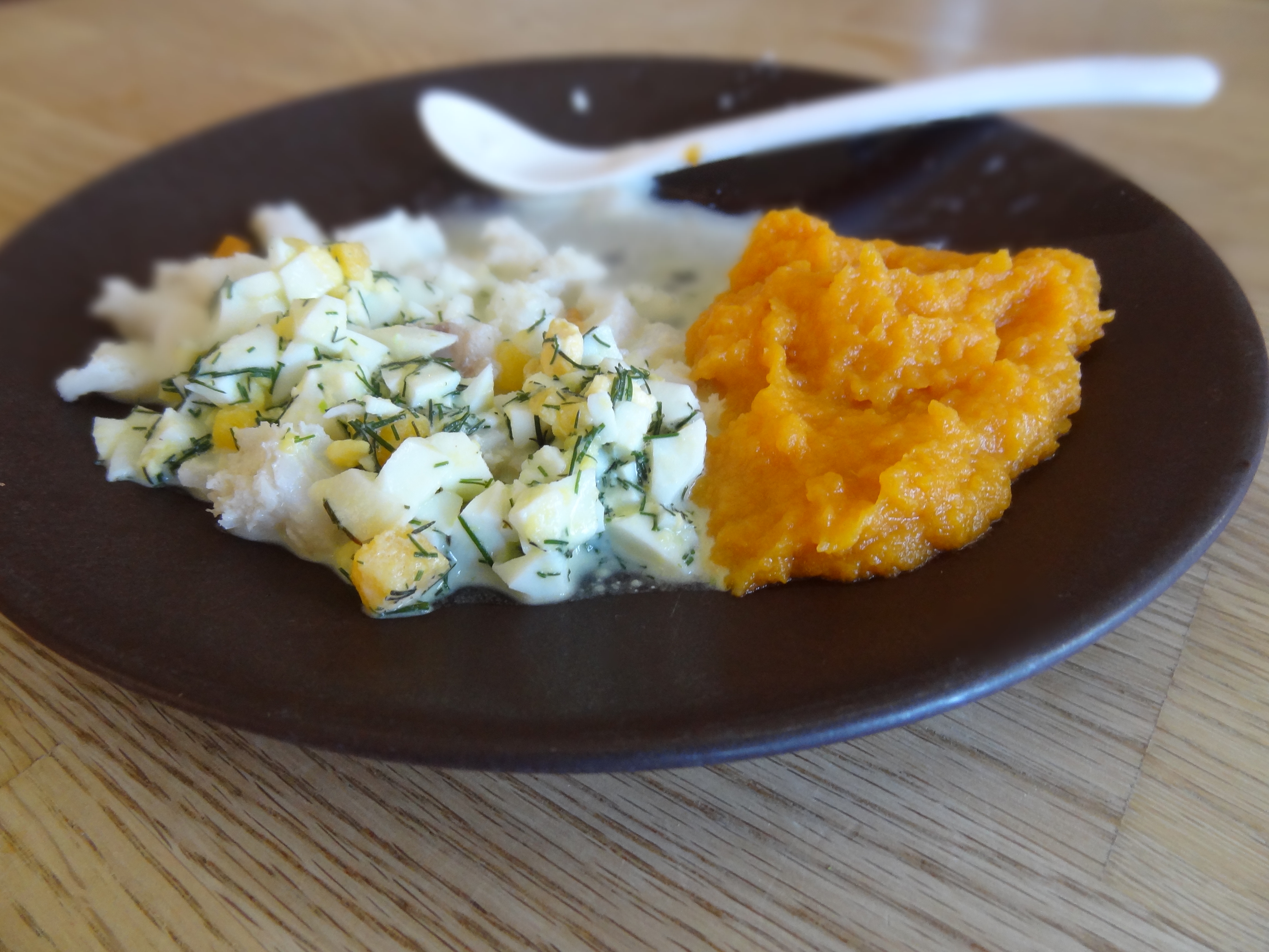 Torsk med ägg- och dillsås, serverad med Ellens favorittillbehör - sötpotatispuré