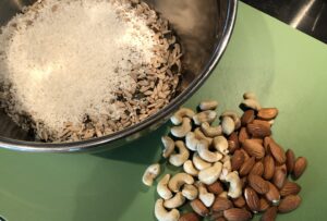 torrvaror och nötter till granola