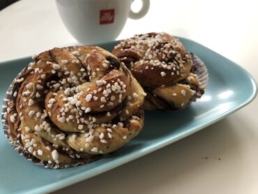 saftiga kanelbullar på ett fat